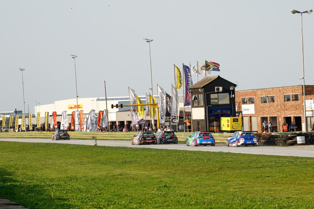 Cars going down the straight at Aldo Scribante Raceway