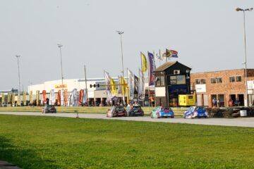 Cars going down the straight at Aldo Scribante Raceway